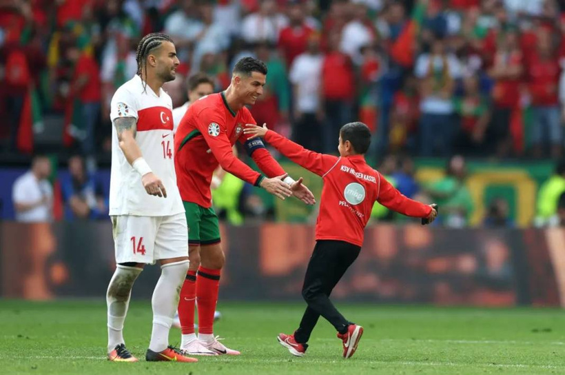 Sahaya Atlayıp Ronaldo'yla Selfie Çekti: O Çocuk Bakın Kim Çıktı! - Fotoğraf: 4